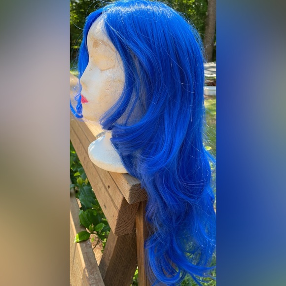 Bright Blue Wig: Perfect for Halloween or A Dress Up Party 🎈🎶🥳🎃💀 - Picture 4 of 8